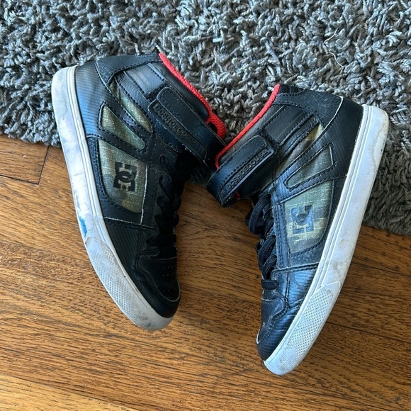 Boy DC High Top Sneakers Size 12.5 - Picture 2 of 11
